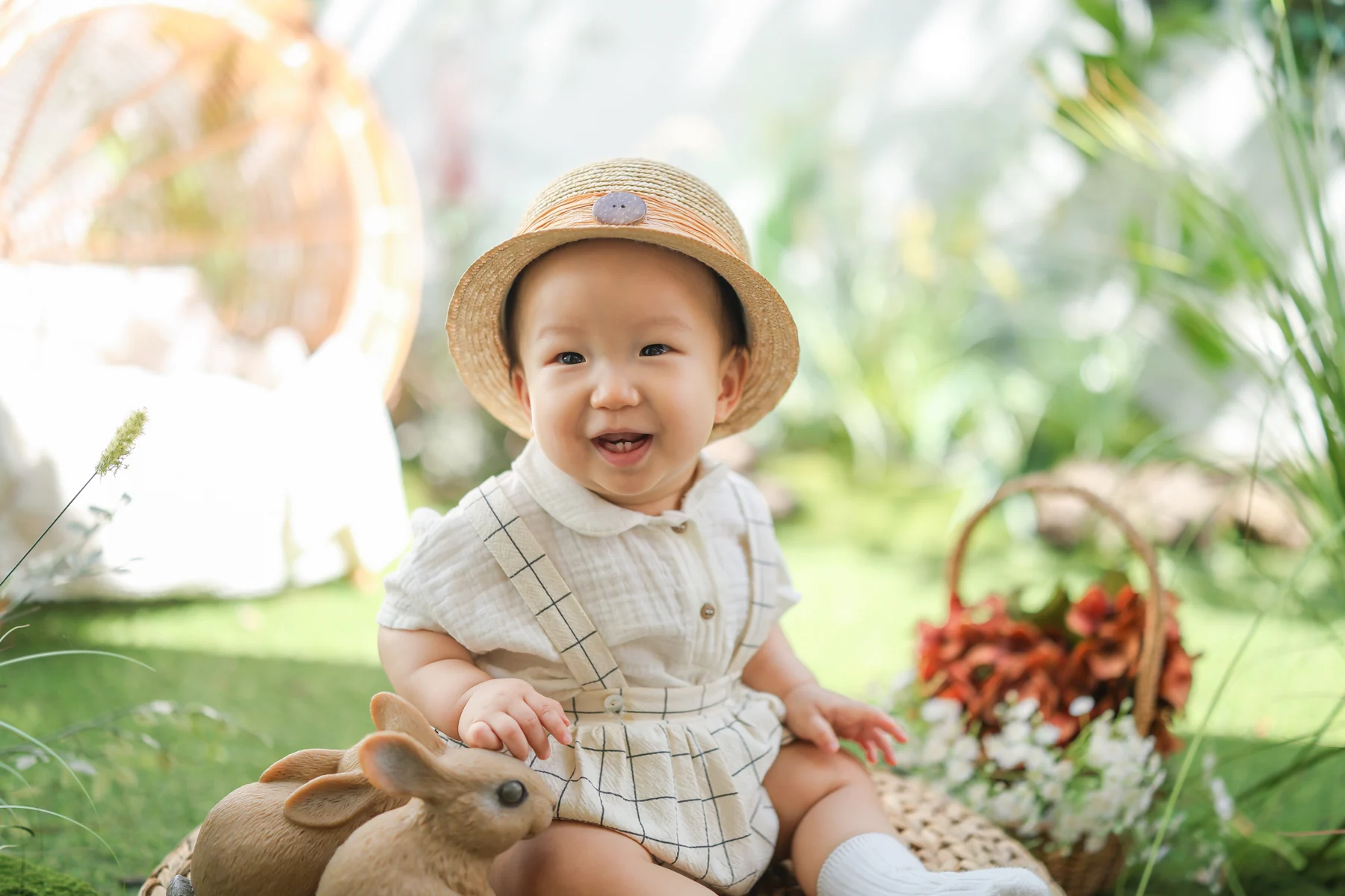 밀짚모자를 쓰고 정원에서 환하게 웃는 우주